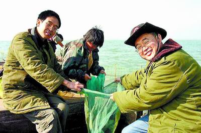 石油人摄影俱乐部在大河报上的风采报道