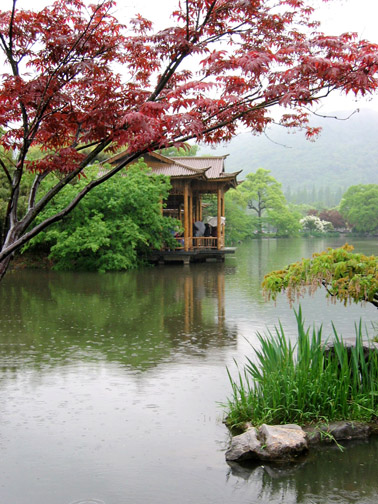 老是看大家发贴，都不好意思了。发张西湖小景