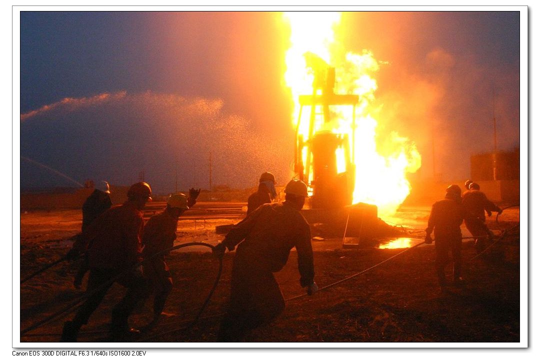最新获奖作品“降服特大井喷”一图获河南艺术摄影三等奖