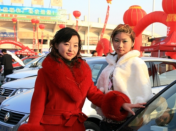 香车红衣妹