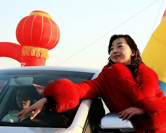 香车红衣妹