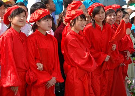 演出之前是观众[在中原油田四运会开幕式上]