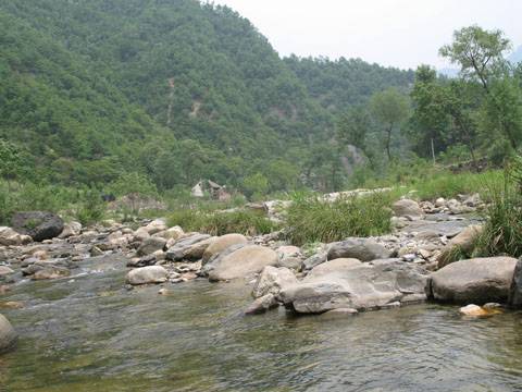 清澈山泉
