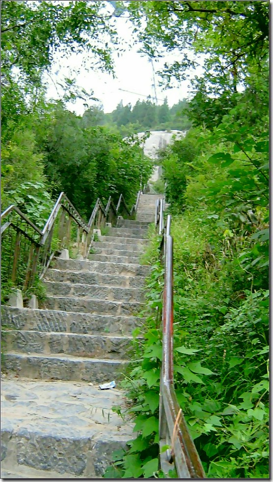 毛毛雨中的大伾山景色