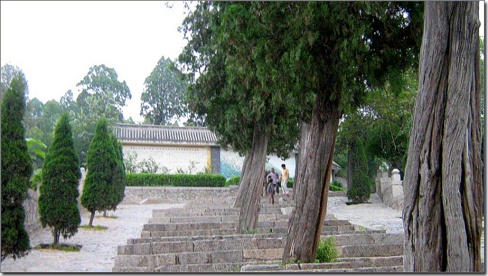 毛毛雨中的大伾山景色