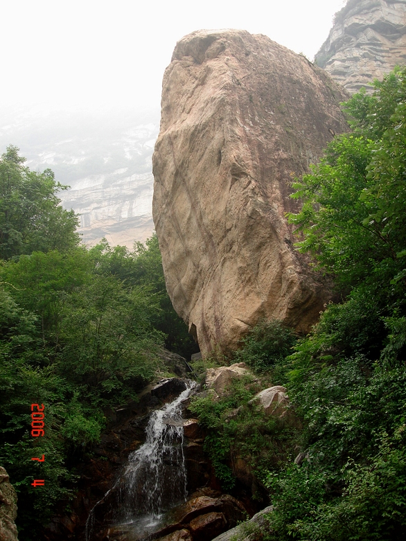 飞来石（河北.天生桥地质公园）