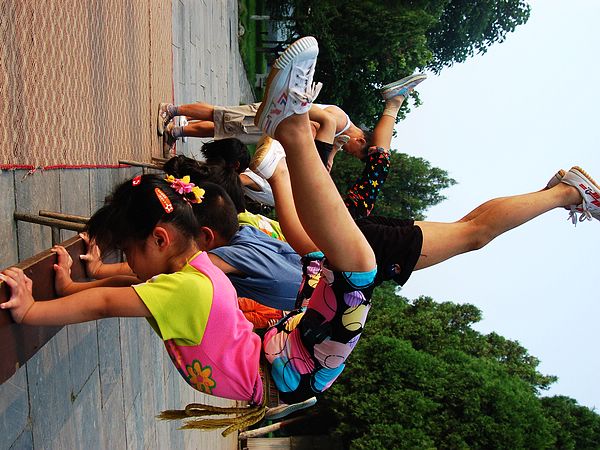 [原创]练杂技的孩子们