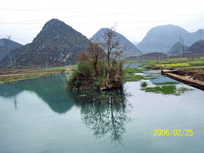 宁静的小山村