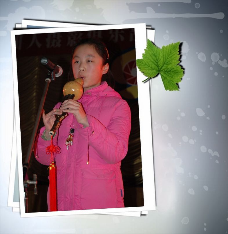 吹葫芦丝的小姑娘