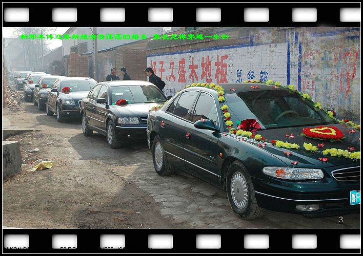 迎亲的车队象长龙样穿越一条街