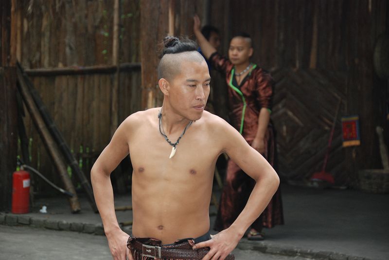 少数民族表演(请勿模仿)