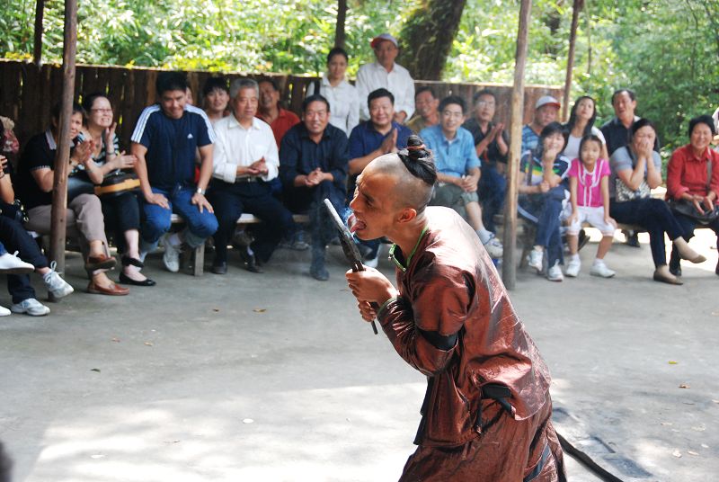 少数民族表演(请勿模仿)