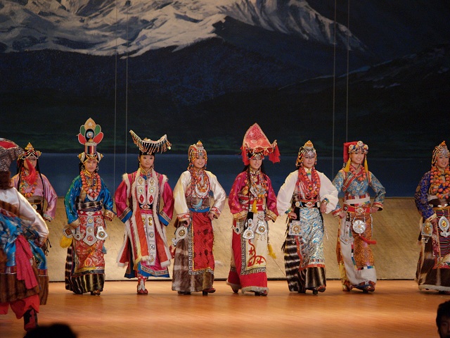 藏羌舞台表演