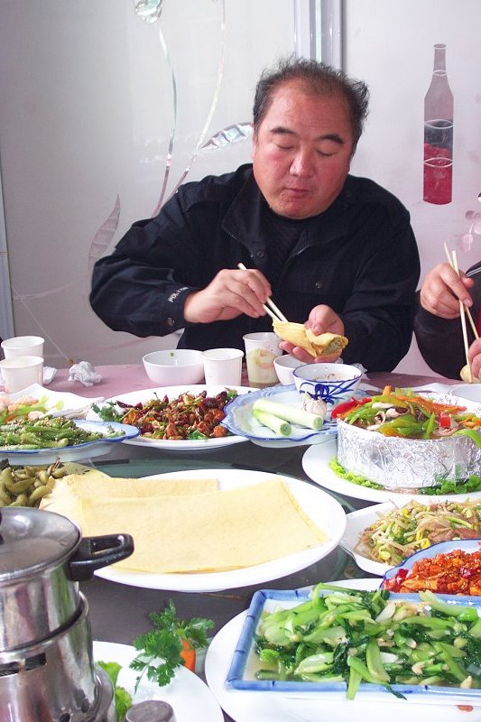 山东大煎饼，看谁吃得香