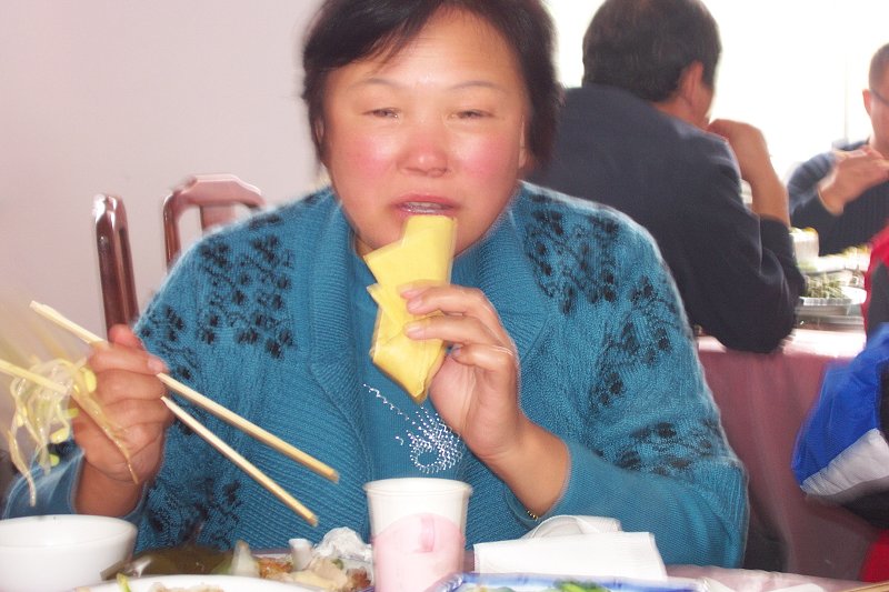 山东大煎饼，看谁吃得香
