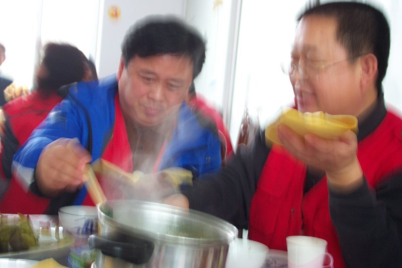 山东大煎饼，看谁吃得香