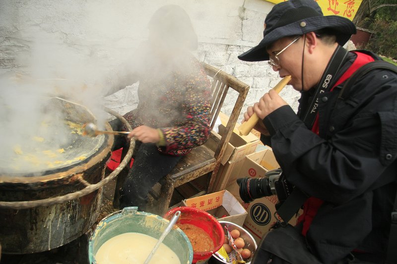 山东大煎饼，看谁吃得香