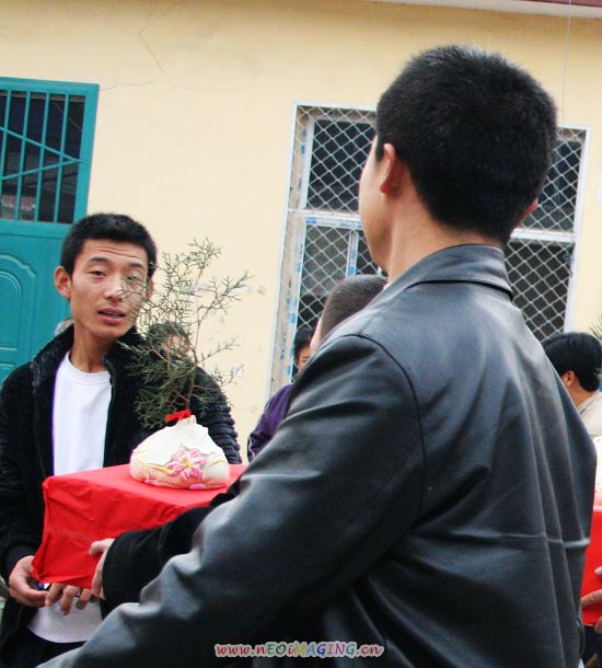 见过这样娶亲吗？