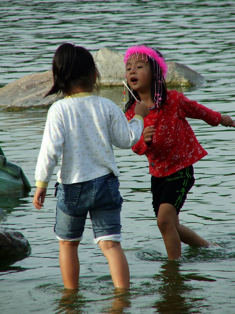 赶海的小姑娘