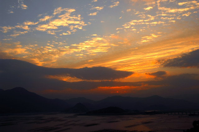 [原创]海湾落日红霞飞