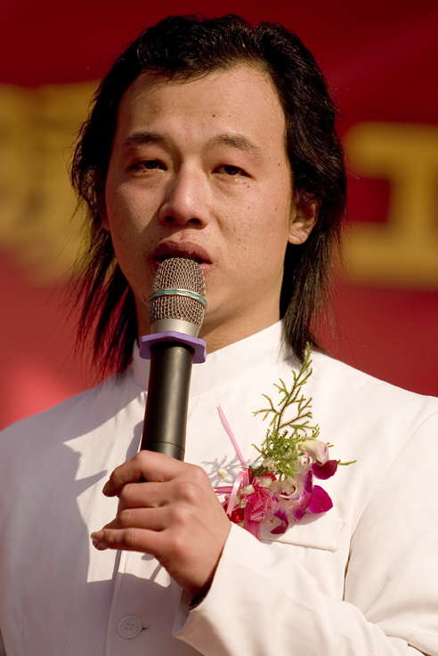 感动（1.28爱心现场主持人）