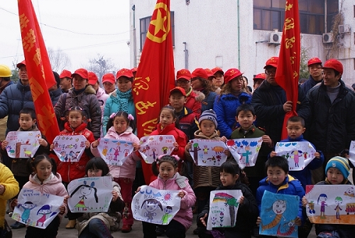 2月8日上午中原油田局团委组织的《青年促和谐》服务团到油田敬老院慰问