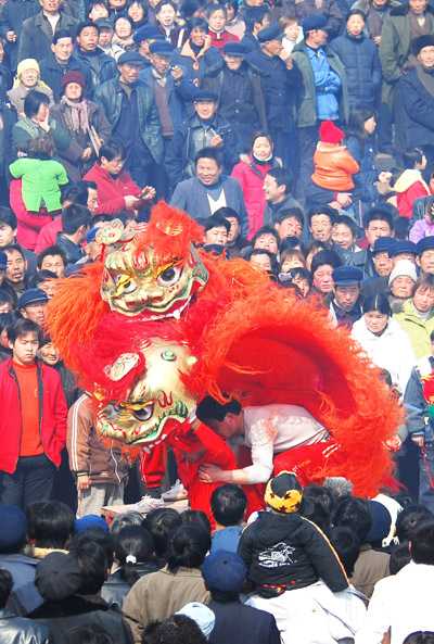 瑕丘庙会舞狮忙