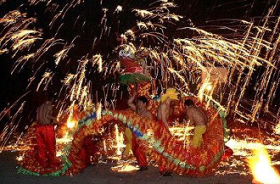 回味“铁花火龙”