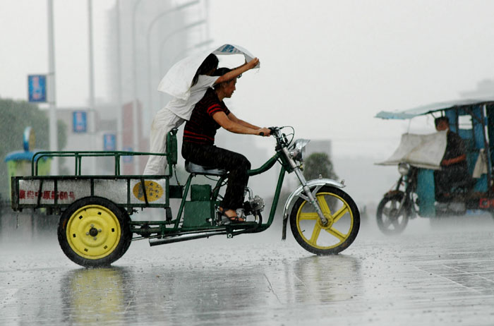 雨中母女（转）