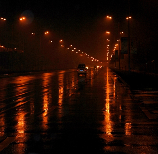 雨夜路灯明
