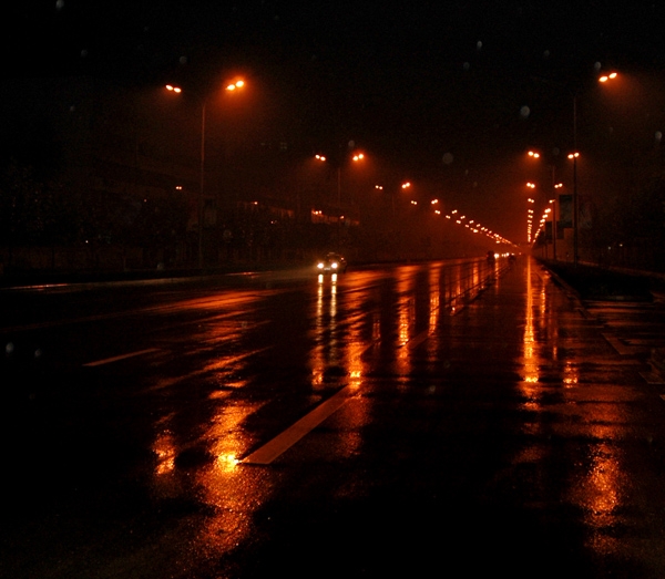雨夜路灯明