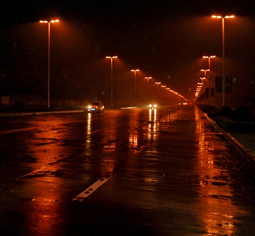 雨夜路灯明