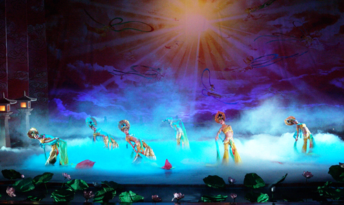 2005年11月,来到西安大唐芙蓉园,被她的夜景的演出吸引,未带三角架,效果不太好,今天贴出来,请大家指教.