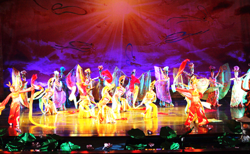 2005年11月,来到西安大唐芙蓉园,被她的夜景的演出吸引,未带三角架,效果不太好,今天贴出来,请大家指教.