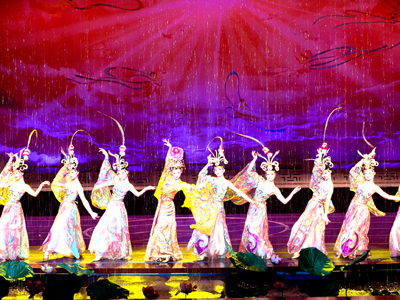2005年11月,来到西安大唐芙蓉园,被她的夜景的演出吸引,未带三角架,效果不太好,今天贴出来,请大家指教.