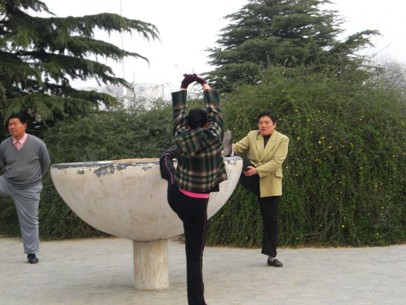 女儿镜头下的早练者