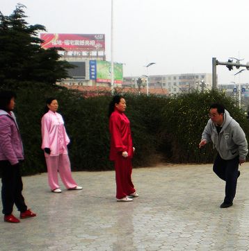 女儿镜头下的早练者