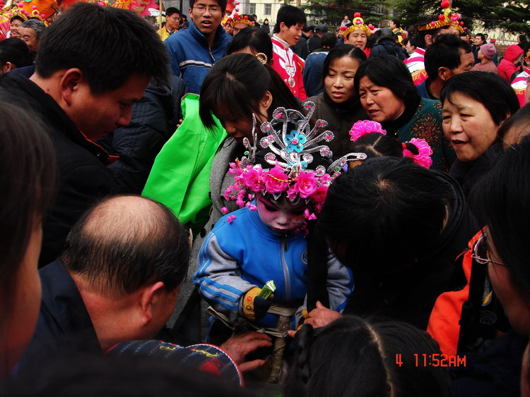 民间藏绝艺 “背妆”闹元宵