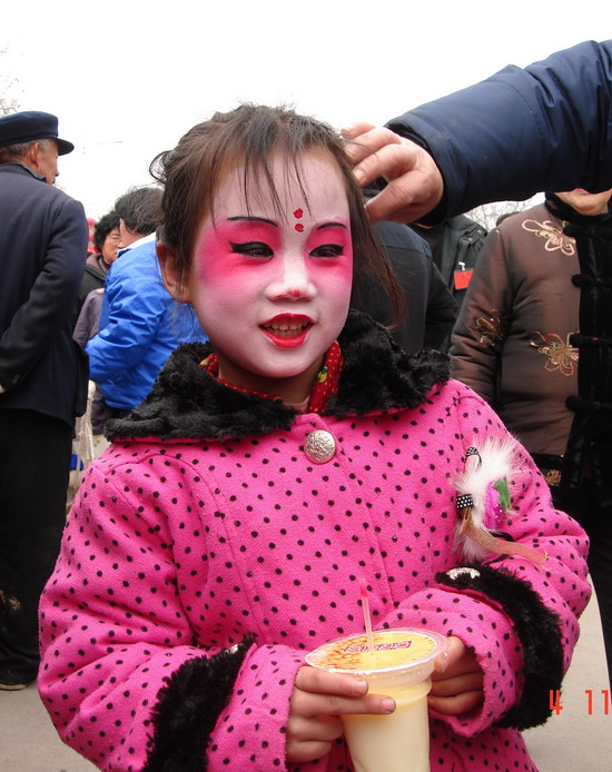 民间藏绝艺 “背妆”闹元宵