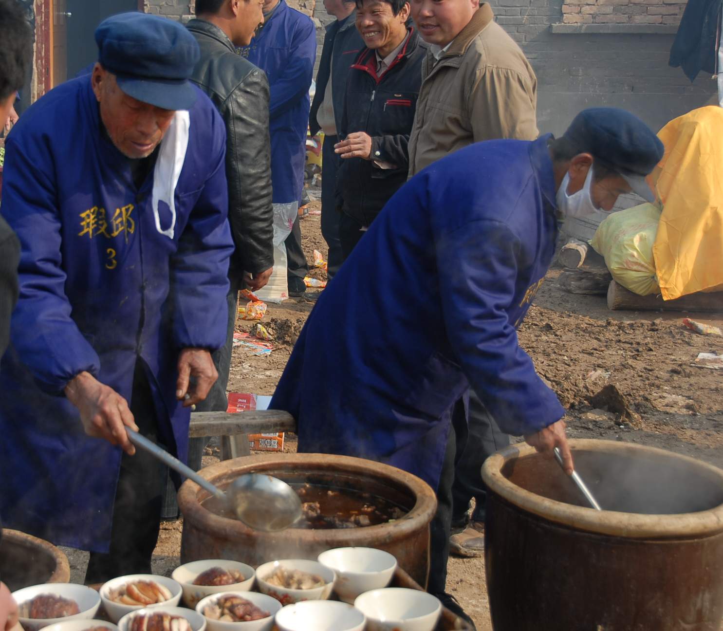 万人同吃一锅饭