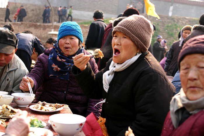 万人同吃一锅饭