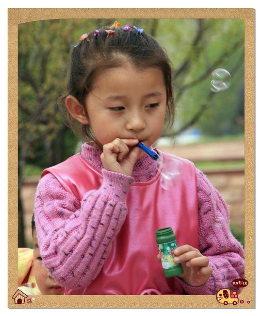 吹泡泡的小女孩