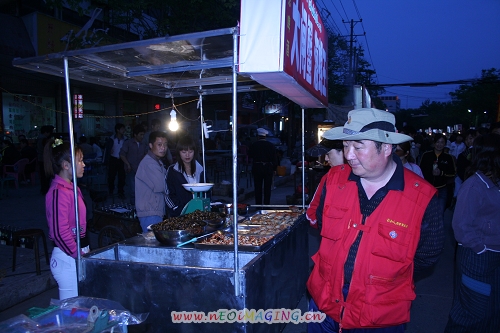 我们的摄友在夜市...