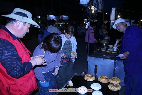 我们的摄友在夜市...