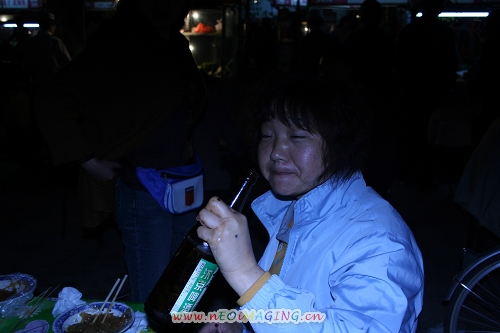 我们的摄友在夜市...