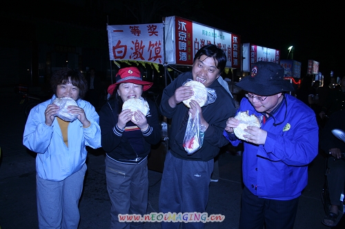 我们的摄友在夜市...