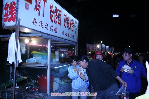 我们的摄友在夜市...
