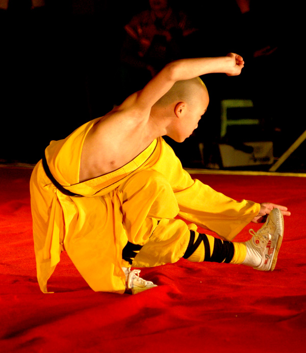 河南《武林风》表演团来濮演出---童子功