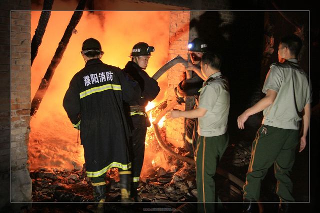18日凌晨爆炸大火扑救