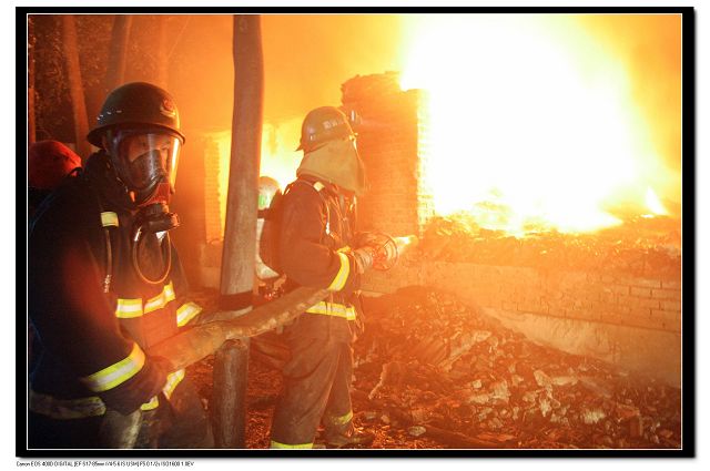 18日凌晨爆炸大火扑救